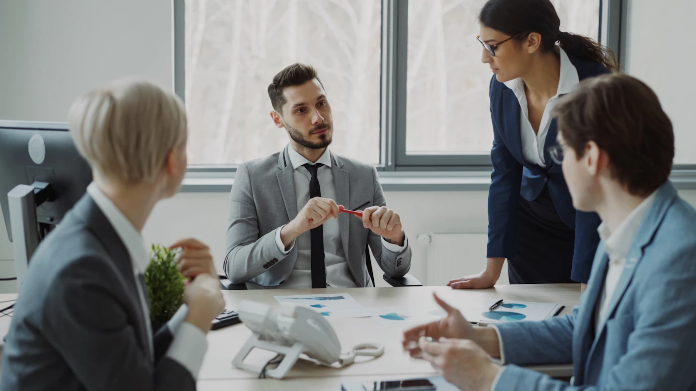 فريق مجتمع حول طاولة الاجتماعات